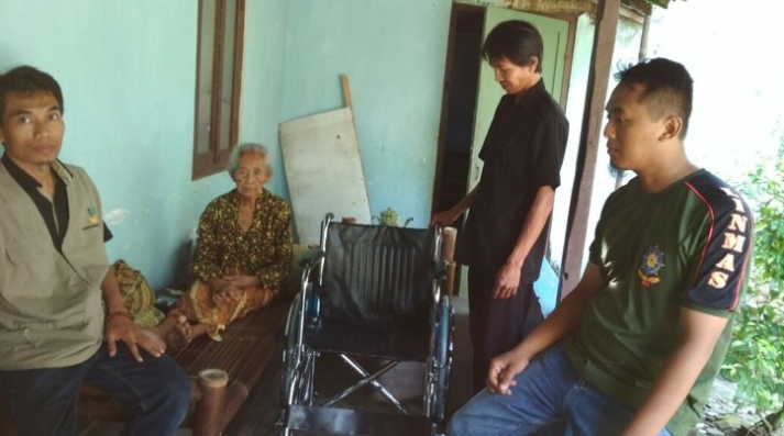 Kecamatan Sedayu Serahkan bantuan Kursi Roda Ibu Painem