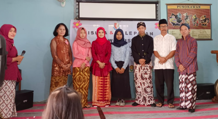 Siswa/Siswa Lulusan SMA berfoto bersama Yayasan, Komite dan Kepala sekolah