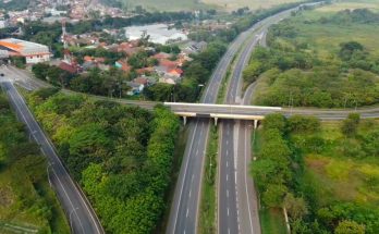 Ini foto udara dari drone Jalan Tol Tangerang Merak Sepi Terimbas Penyekatan dan Larangan Mudik - (Ekbisbanten.com)