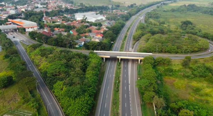 Ini foto udara dari drone Jalan Tol Tangerang Merak Sepi Terimbas Penyekatan dan Larangan Mudik - (Ekbisbanten.com)