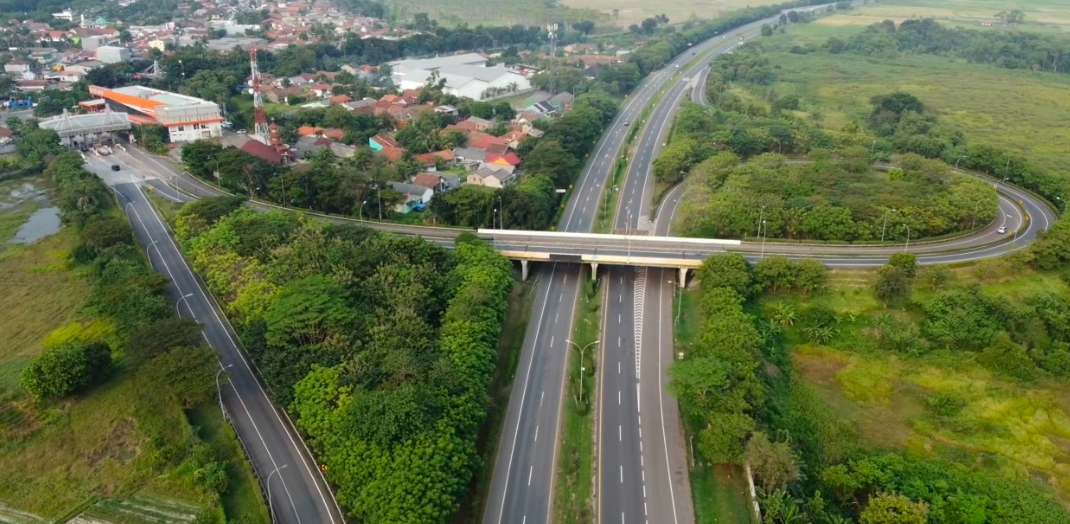 Ini foto udara dari drone Jalan Tol Tangerang Merak Sepi Terimbas Penyekatan dan Larangan Mudik - (Ekbisbanten.com)