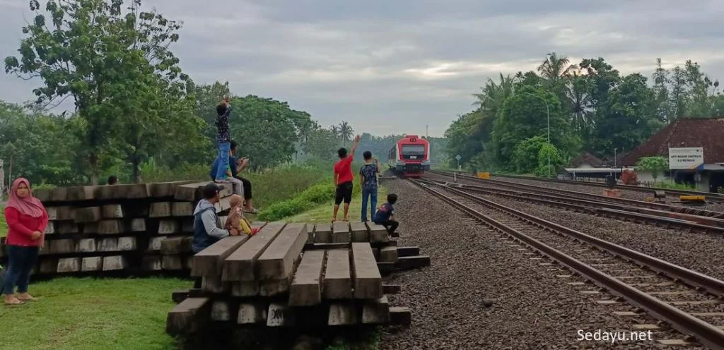 Stasiun Rewulu masih jadi Tempat Favorit Nonton Kereta Api