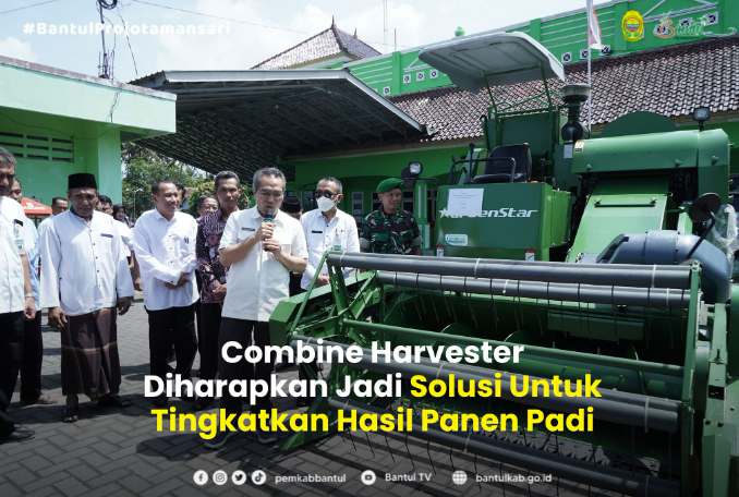 Bupati Bantul serahkan Alat mesin pertanian panen padi Combine Harvester