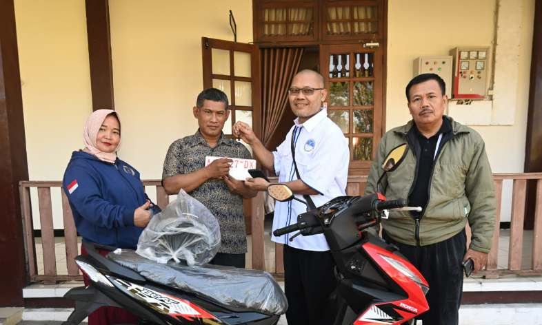 Bupati Kebumen Arif Sugiyanto menyerahkan satu unit sepeda motor Honda Beat kepada Suprihadi (78) warga Tambun Selatan, Bekasi, Jawa Barat yang merupakan pria asal Kabupaten Kebumen, tepatnya di Desa Kedungwaru, RT 02 RW 02, Kecamatan Prembun, Kebumen.