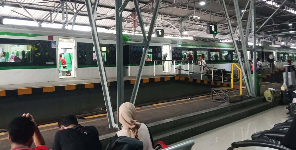 Perjalanan Waktu Stasiun Yogyakarta Antara Keindahan Arsitektur Kolonial dan Modernitas Transportasi