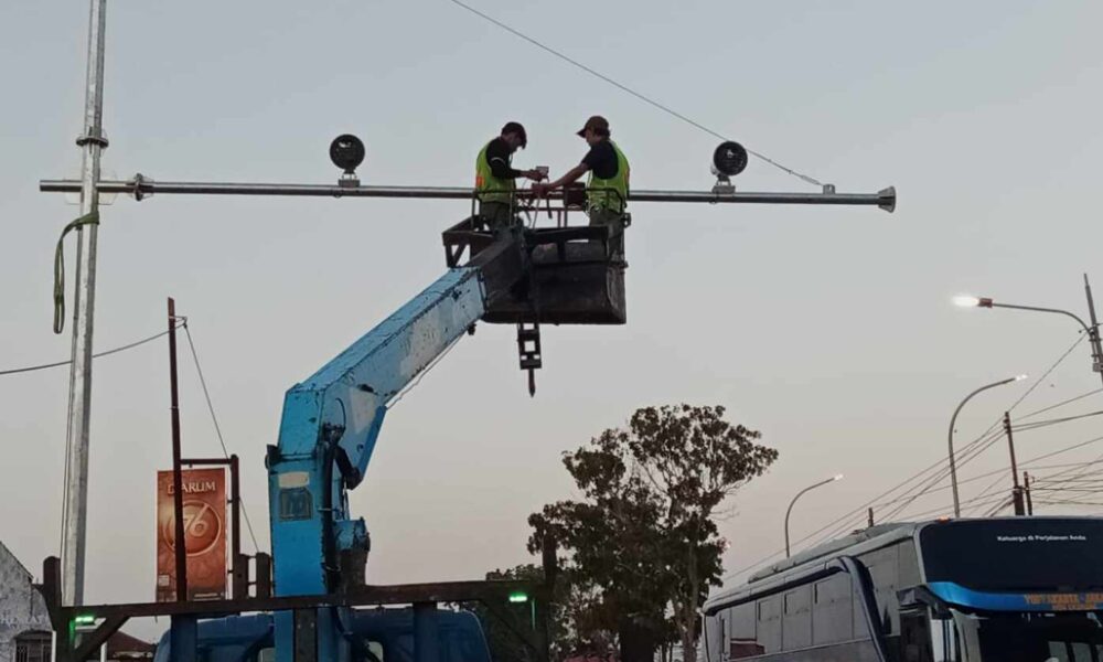 Pemasangan Tiang CCTV E-TLE di Klangon, Sedayu — Pengendara Diminta Lebih Tertib