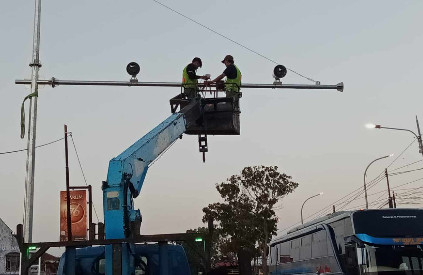 Pemasangan Tiang CCTV E-TLE di Klangon, Sedayu — Pengendara Diminta Lebih Tertib