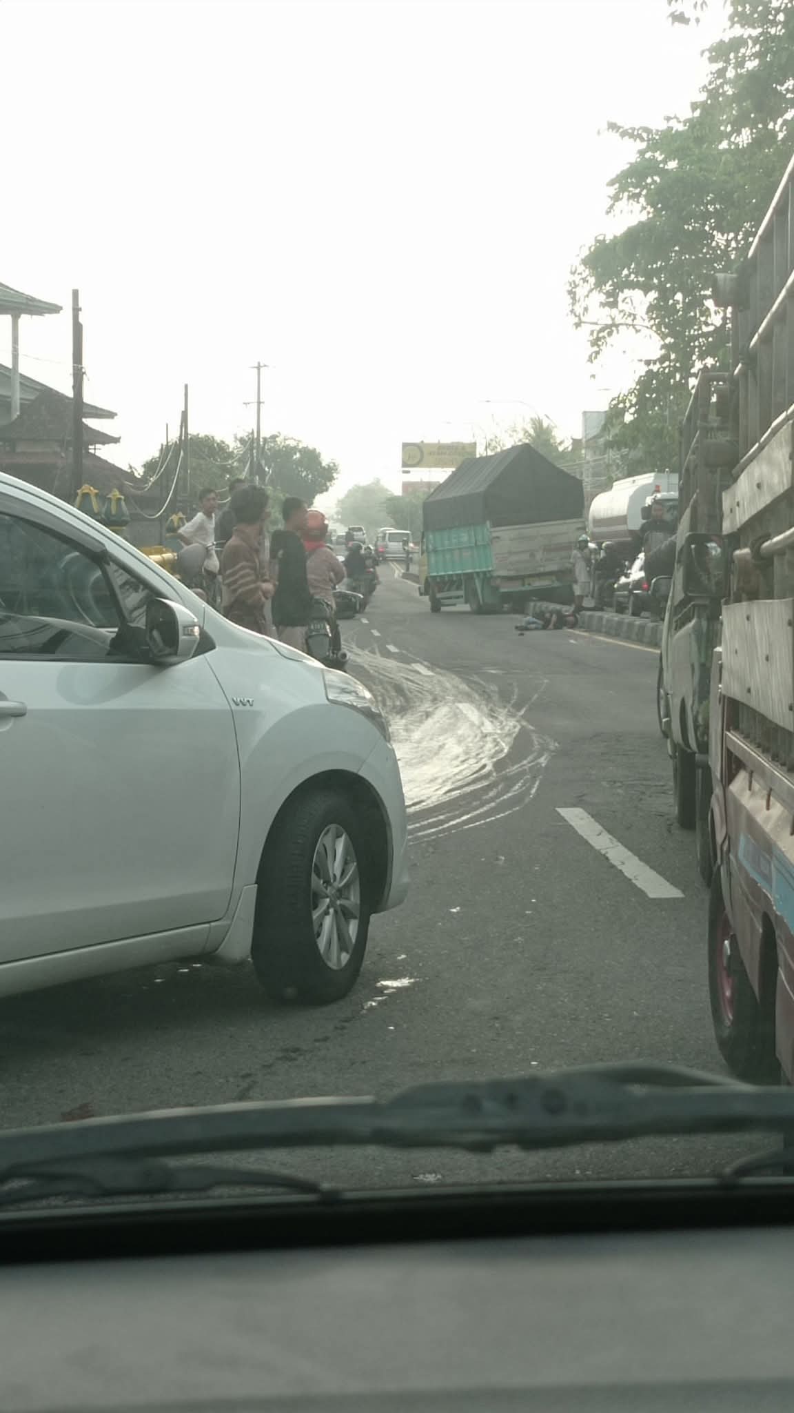 Kecelakaan Sebabkan Kemacetan Parah di Jalan Wates Km 8 Pagi Ini